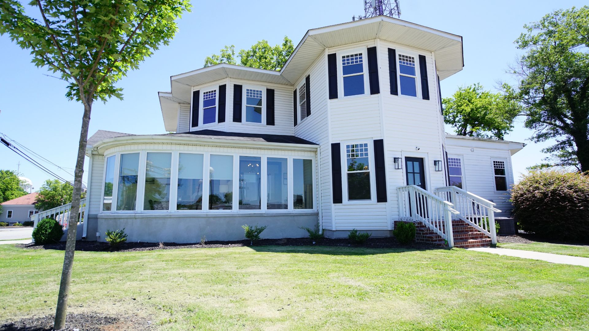 Side exterior view of 521 N McDuffie Workspace with bay windows, lawn, and side entrance, Anderson SC